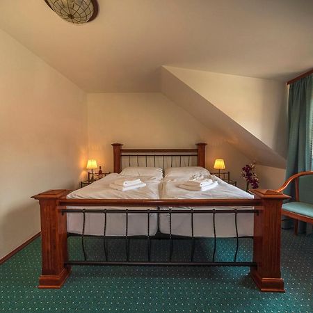 Zamecky Hotel Metternich Velka Hledsebe Bagian luar foto