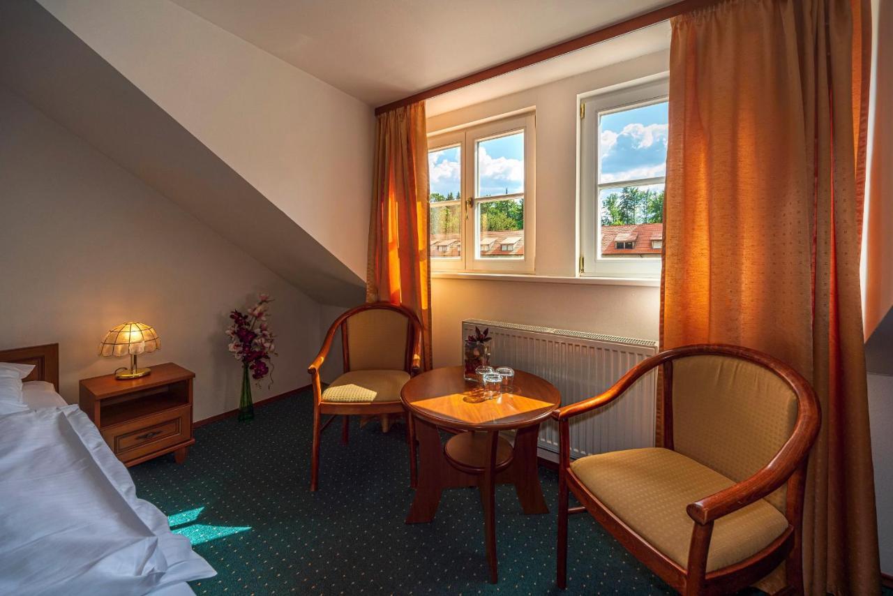 Zamecky Hotel Metternich Velka Hledsebe Bagian luar foto